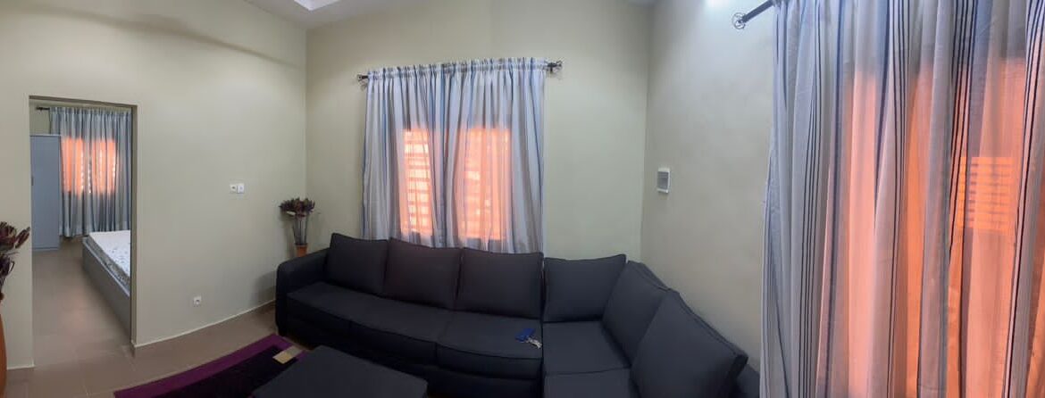 Chambre salon Bien Situé à Koubiya (Derrière Fenifoot) – Climatisé et Confortable