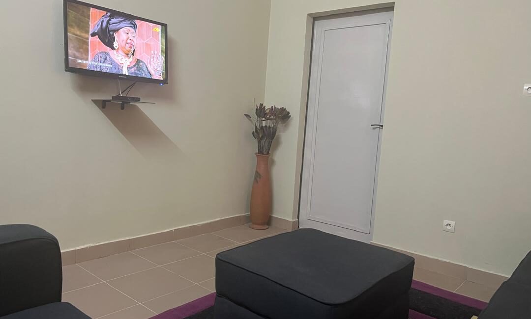 Chambre salon Bien Situé à Koubiya (Derrière Fenifoot) – Climatisé et Confortable